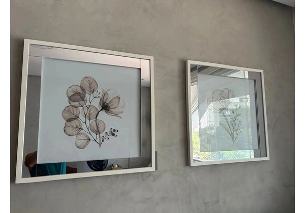 2 Quadros de vidro 77x 77 decorativo com flor em tons neutros