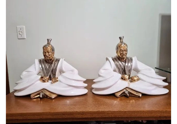 Antiguidade - Estatuetas em porcelana