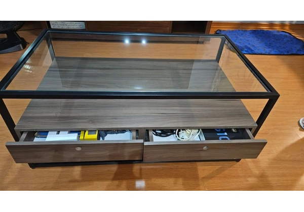 Mesa de centro com tampo de vidro