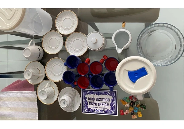 Lotes de xícaras, pires, artigos de decoração etc variados