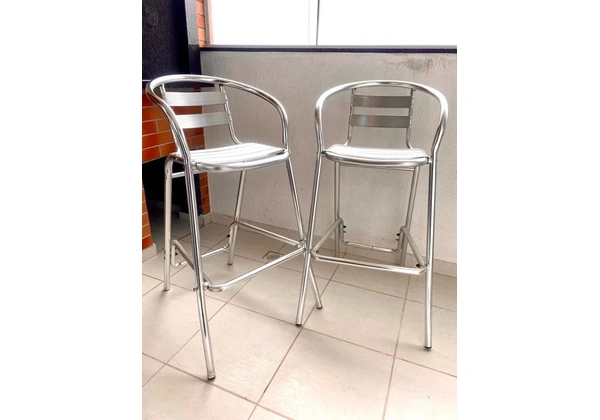 Kit 2 Banquetas Altas de Alumínio - Decore seu espaço externo com estilo!
