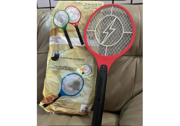 Raquete elétrica mata insetos