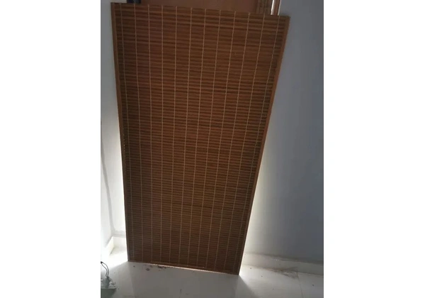 Duas persianas de bambu