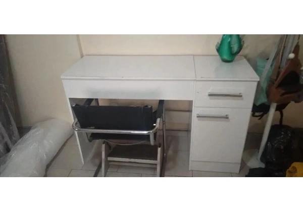 Escrivaninha/penteadeira para sair amanha mesmo porta e gaveta e tampo espelhado em bom es