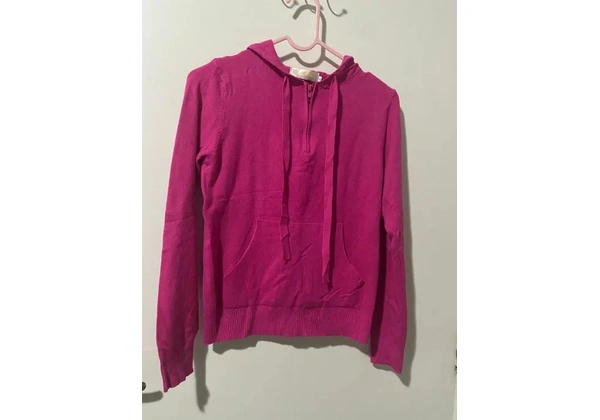 Blusa de lã com capuz rosa