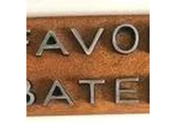 Placa indicativa - Favor Bater - em madeira e letras em resina imitando metal