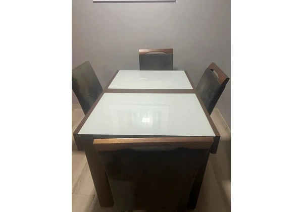 Mesa Extensivel De Jantar Com Vidro E Madeira 4/6 Lugares
