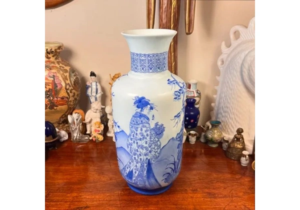 Antigo vaso em porcelana branca opaca.