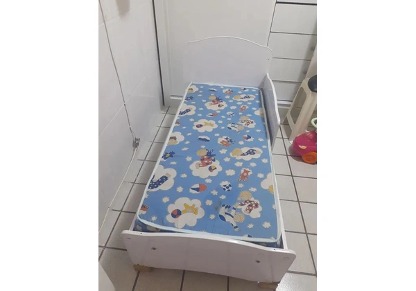 Cama com colchão infantil