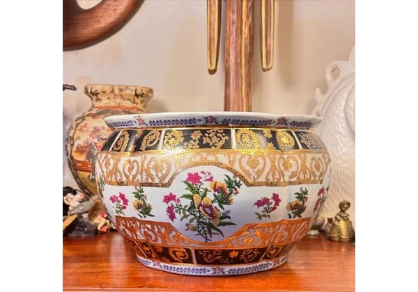 Grandioso cachepot em fina porcelana chinesa.