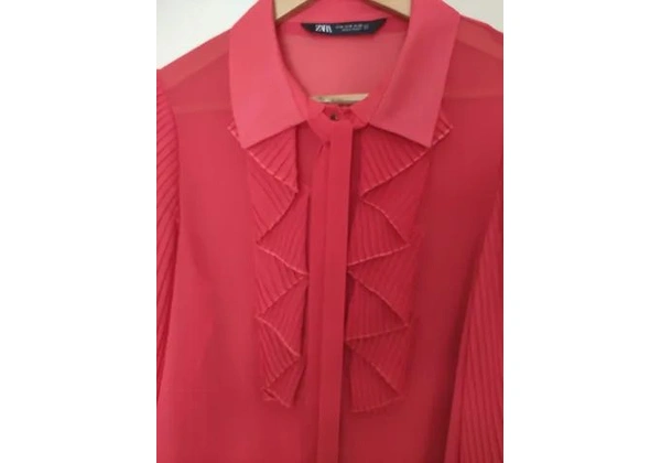 ZARA TURKEY ( sem uso) camisa Tam M (28) 44 -110, 00Cor:goiaba