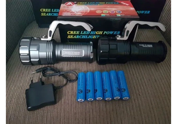 Lanterna Holofote Tática Led Mão T6 Zoom 3 Baterias Ultra Potente