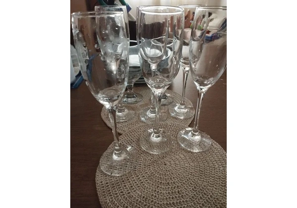 Vendo pratos de louça+ taças