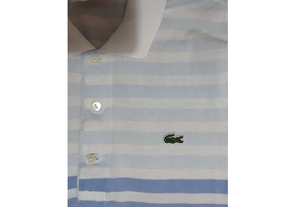 Polo Lacoste.