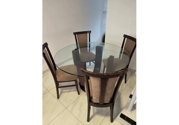 Mesa de jantar redonda com tampo de vidro