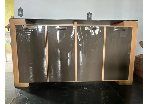 Aparador com 4 Portas em Madeira com tampo de vidro