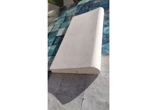 Pedra de borda piscina