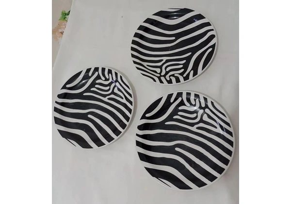 03 pratos (grandes) cerâmica ZEBRA