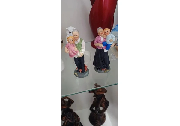Esculturas vovô e vovó feitas em resina