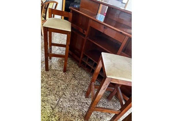Barzinho lindo com 3 banquetas