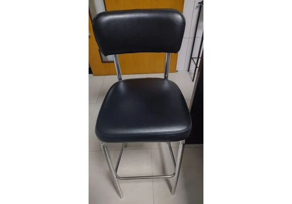 03 Banquetas pretas e 01 vermelha