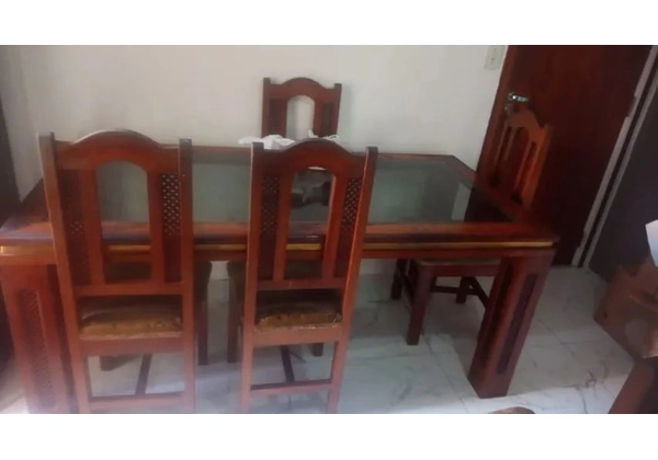 Mesa de jantar retangular com tampão de vidro e 6 cadeiras, com marcas de uso mas em ótimo