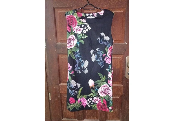 Vendo, vestido preto, estampado floral, tamanho G, com zíper nas costas, 40 reais.