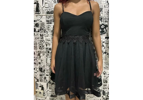Vestido preto curto de festa