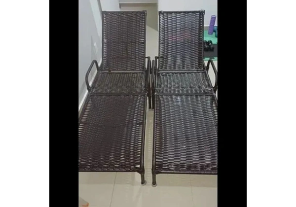 2 cadeiras e 1 mesa . NÃO ACEITO OFERTA OU TROCA!