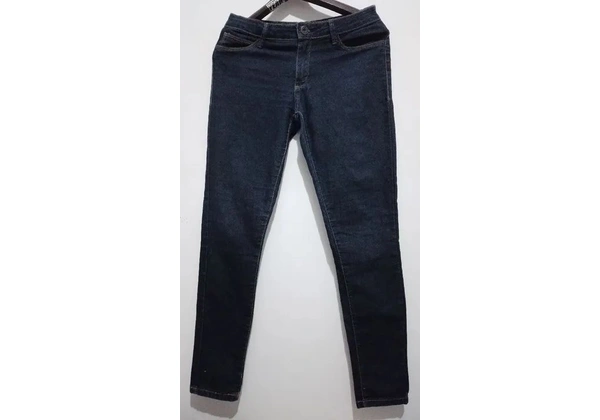 Calça jeans skinner, escura.