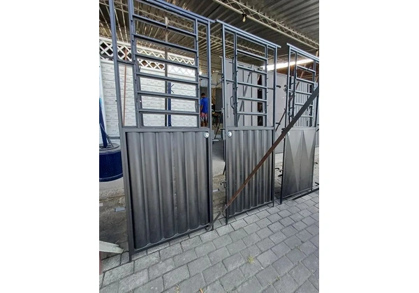 Urgente porta basculante usada 210/80, 210/90 ou 210/100 valor 550 reais.