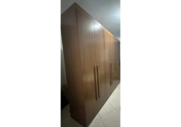 Guarda-Roupas de Madeira Maciça