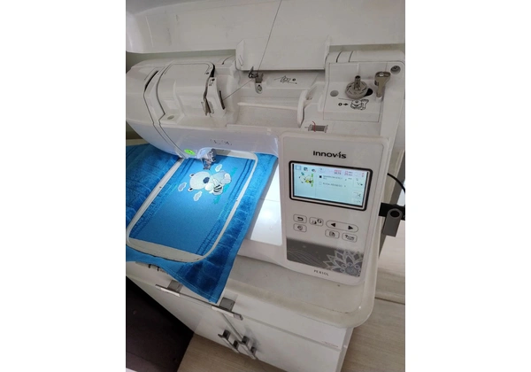 Máquina de Costura e Bordado Innovis PE810L - Impecável!