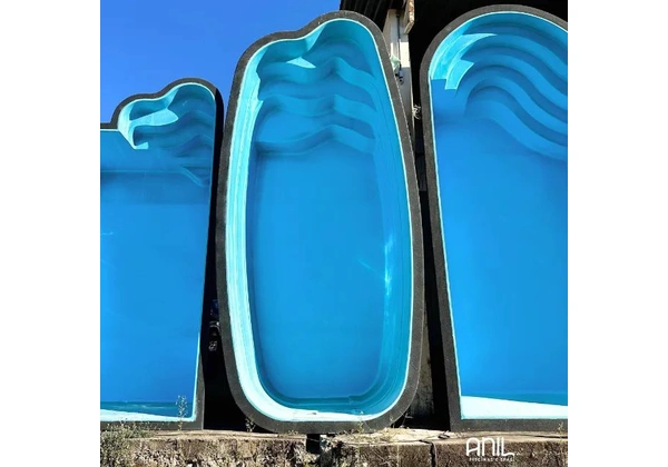 Piscina média 5, 8 metros oval com escada de fábrica em Minas Gerais