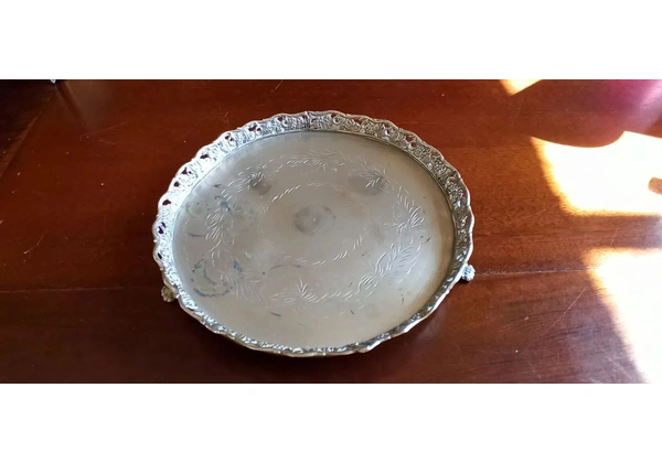 Antiga bandeja de prata espessa e decorada.