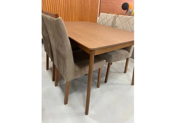 Mesa de Madeira Maciça 1, 35 x 0, 90 + 4 Cadeiras Estofadas com Estrutura de Madeira