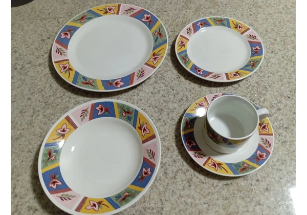 Jogo de jantar 57 peças porcelana café usados sem nenhum quebrado em ótimo estado