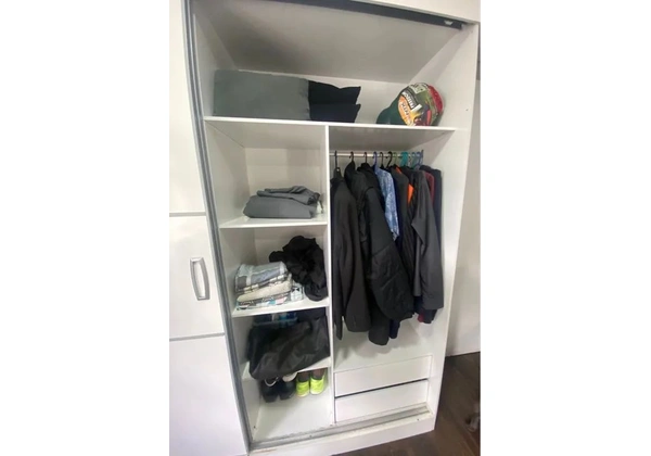 Guarda roupas casal bem novo