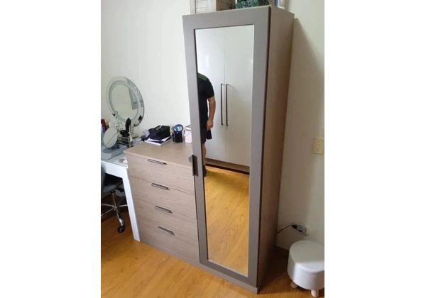 Armário alto c/ 4 gavetas e 1 porta em MDF / Vidro Marrom 180 cm x 114 cm x 48 cm