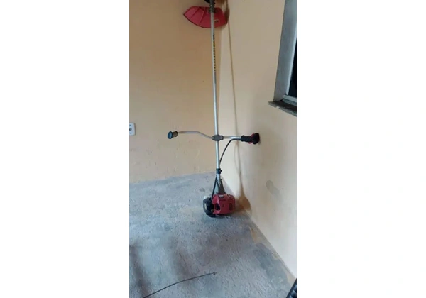 Vede-se roçadeira