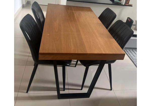 Mesa de madeira maciça