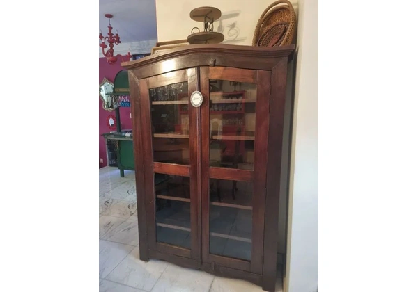 Maravilhosa cristaleira antiga