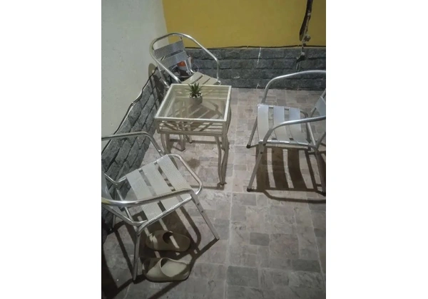 Vendo três cadeiras de alumínio sem a mesa