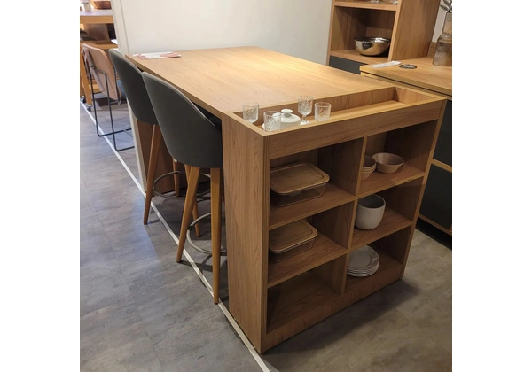 Mesa de jantar com estante integrada