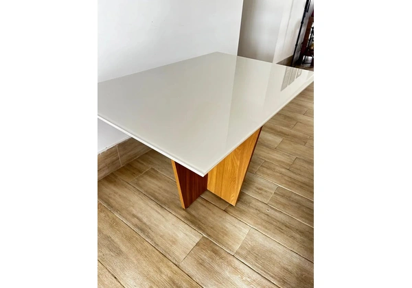 Mesa com tampo de vidro