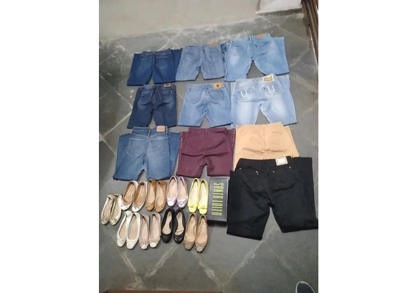 Calças jeans e rasteirinhas