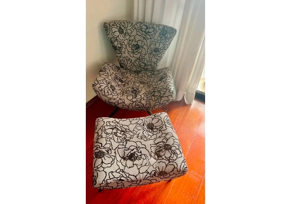 Poltrona com puf apoio para os pés