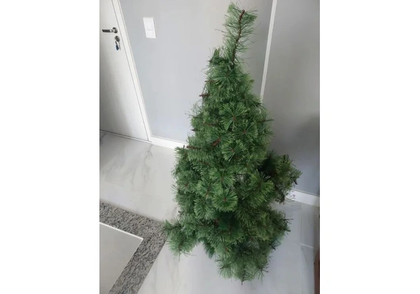 Árvore de Natal semi-nova, ótimo estado.