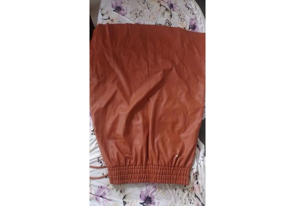 Estou vendedo uma saia de couro comprida tamanho p mais tbm veste m