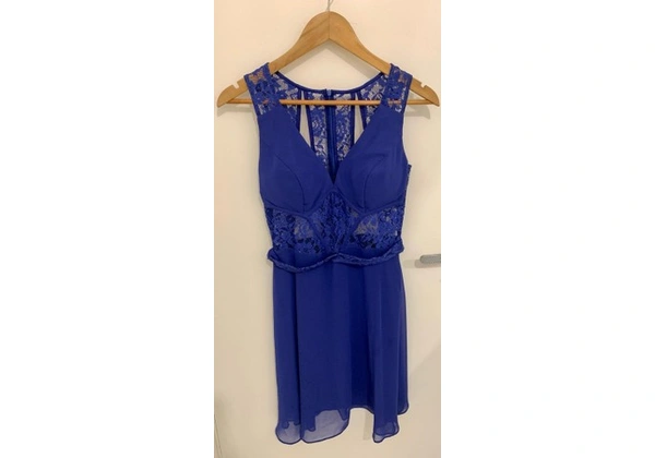 Vestido curto de crepe cor azul royal tamanho P